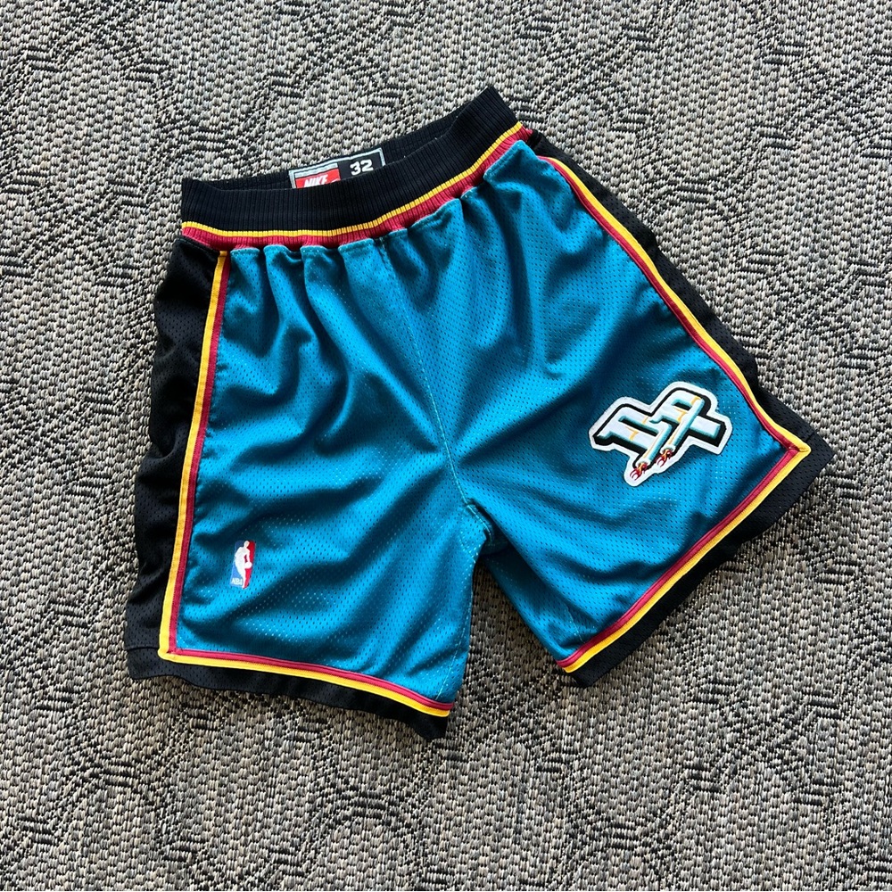 Vintage 90s Nike NBA Detroit Pistons On Court Basketball‎ Shorts Size Medium